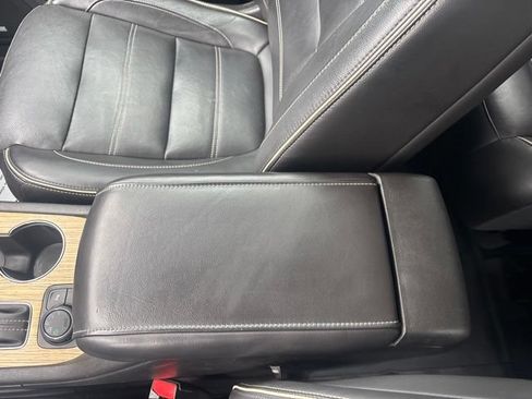 Used 2018 GMC Acadia Denali w/ Technology Package AWD/4WD image 30