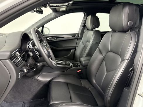 Certified 2025 Porsche Macan image 5
