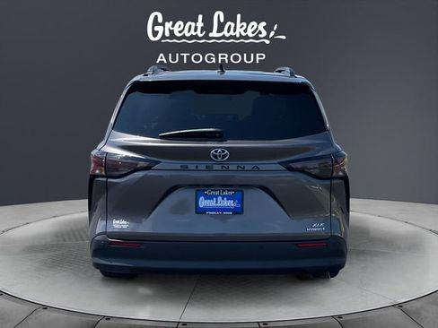 Used 2023 Toyota Sienna XLE w/ XLE Plus Package FWD image 4