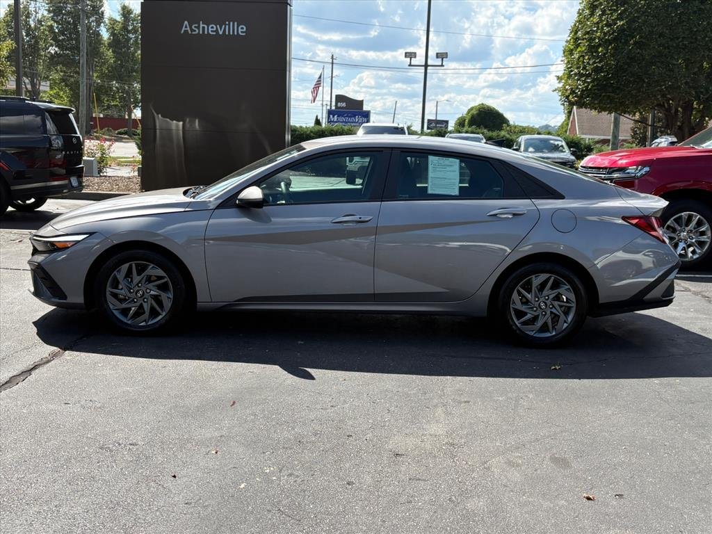 Certified 2024 Hyundai Elantra SEL FWD image 3
