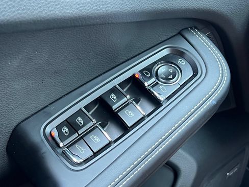 Certified 2026 Porsche Macan AWD/4WD image 38