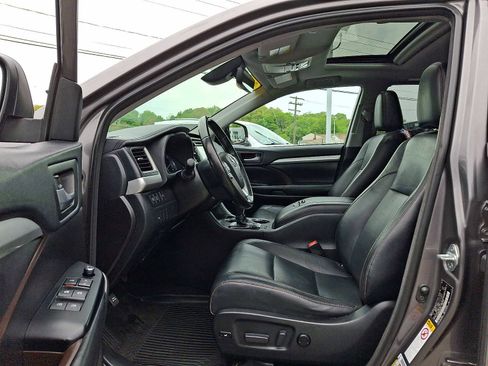 Used 2018 Toyota Highlander XLE AWD/4WD image 15