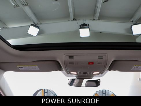 Used 2024 Volkswagen Jetta SE w/ Panoramic Sunroof Package image 21