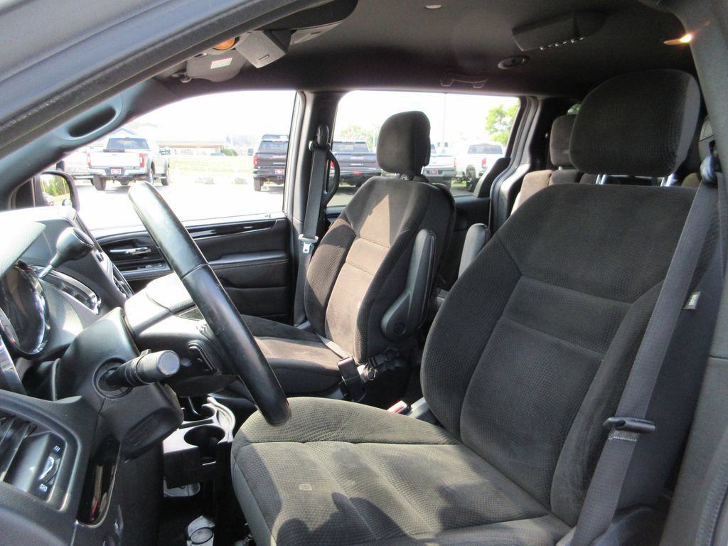 Used 2018 Dodge Grand Caravan SE FWD image 16