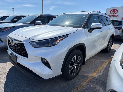 Used 2022 Toyota Highlander XLE AWD/4WD image 4