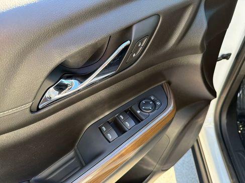 Used 2021 GMC Acadia SLE image 16