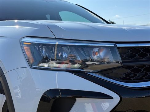 Certified 2022 Volkswagen Taos SE image 3