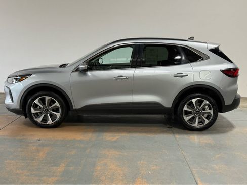 Used 2024 Ford Escape Platinum AWD/4WD image 2