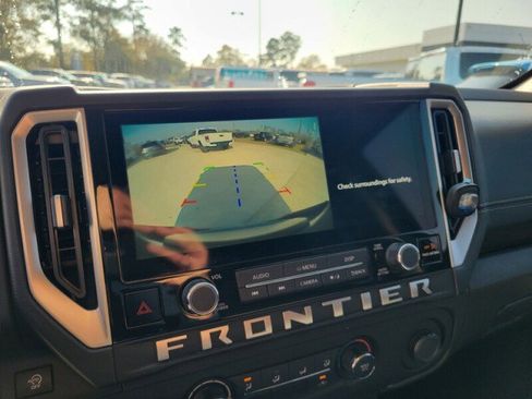 Used 2025 Nissan Frontier SV image 19