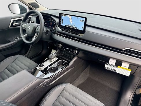 New 2026 Mitsubishi Outlander SE image 31