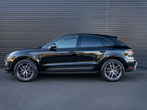 Used 2025 Porsche Macan image 2