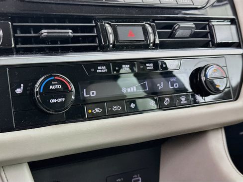 Used 2022 Nissan Pathfinder SL w/ SL Black Package FWD image 24