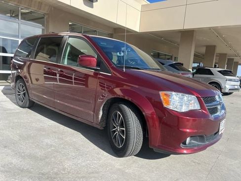 Used 2017 Dodge Grand Caravan SXT image 2