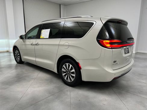 Used 2021 Chrysler Pacifica Touring-L FWD image 6