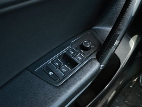 Used 2018 Volkswagen Tiguan SEL FWD image 19