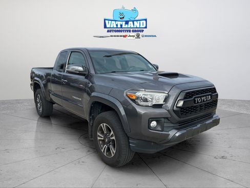 Used 2017 Toyota Tacoma TRD Sport image 7