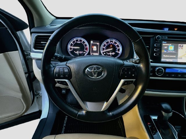 Used 2017 Toyota Highlander XLE AWD/4WD image 11