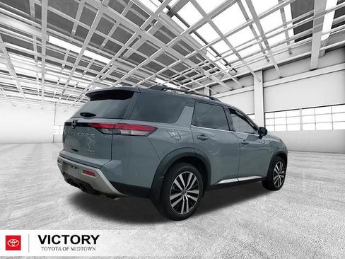 Used 2024 Nissan Pathfinder Platinum image 3