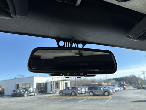 Used 2017 Jeep Wrangler Unlimited Sahara w/ Connectivity Group image 27