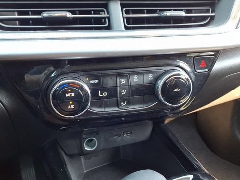 Used 2025 Chevrolet Trax LT FWD image 26