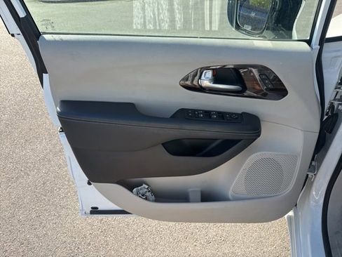 Used 2024 Chrysler Pacifica Limited FWD image 14