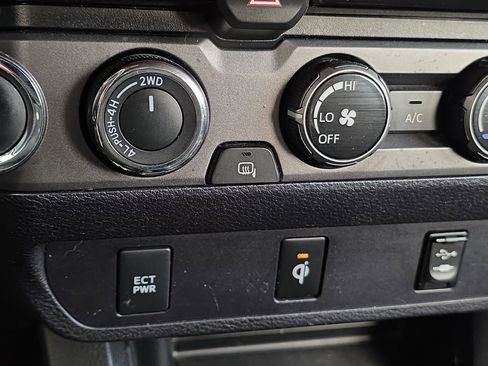 Used 2017 Toyota Tacoma TRD Off-Road w/ Tow Package (A/T) image 22