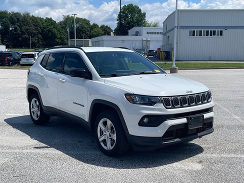 Used 2023 Jeep Compass Latitude AWD/4WD image 3