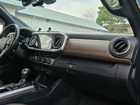 Used 2019 Toyota Tacoma Limited image 11
