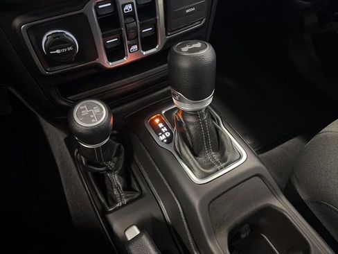 Used 2025 Jeep Wrangler Unlimited Sahara image 19