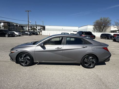 Used 2024 Hyundai Elantra Limited image 11