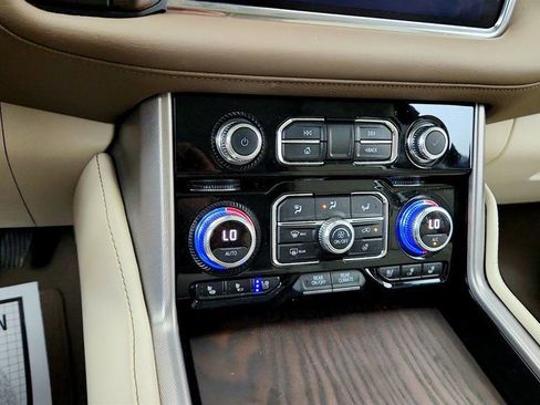 Used 2024 GMC Yukon Denali w/ Advanced Technology Package AWD/4WD image 18