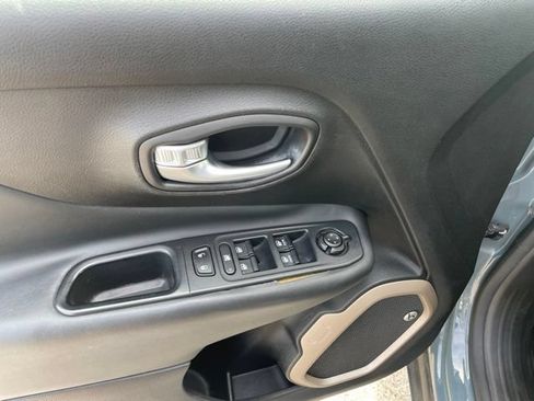 Used 2016 Jeep Renegade 75th Anniversary FWD image 16