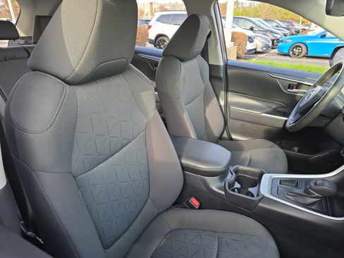 Used 2021 Toyota RAV4 XLE image 10