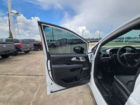 Used 2024 Chrysler Pacifica Limited w/ Uconnect Theater Family Group FWD image 14