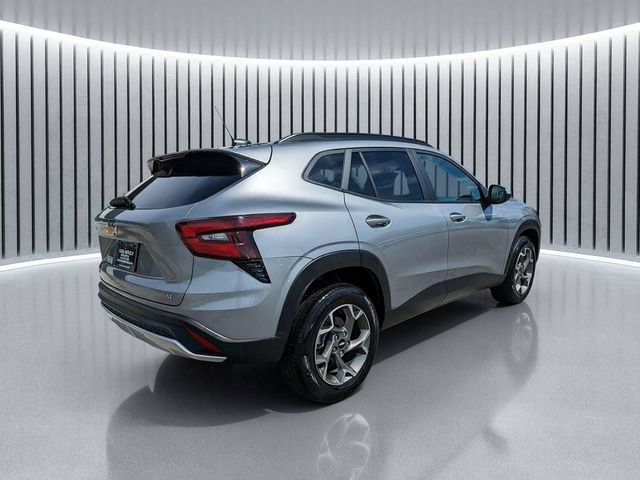 Used 2025 Chevrolet Trax LT FWD image 4