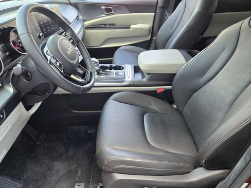 Used 2023 Kia Carnival LX FWD image 8