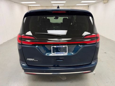 Used 2023 Chrysler Pacifica Touring-L FWD image 4