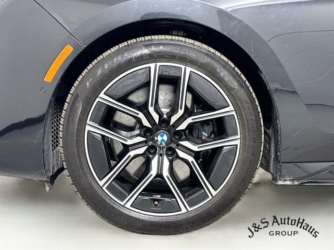 Used 2023 BMW 760i xDrive w/ Executive Package image 39