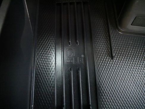 Certified 2025 Volkswagen Atlas Peak Edition SE AWD/4WD image 32