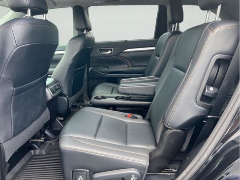Used 2019 Toyota Highlander XLE AWD/4WD image 11