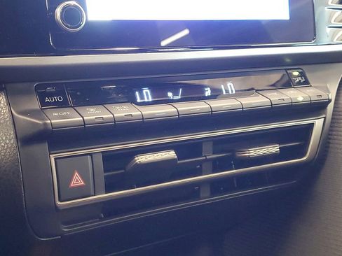 Used 2025 Toyota Camry SE w/ Convenience Package image 28