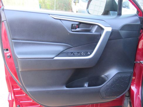Used 2020 Toyota RAV4 LE w/ Carpet Mat Package image 12