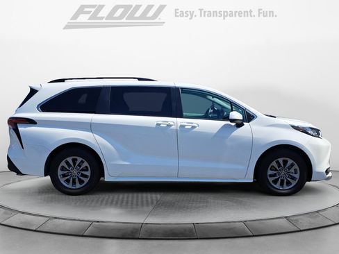 Used 2022 Toyota Sienna LE FWD image 9