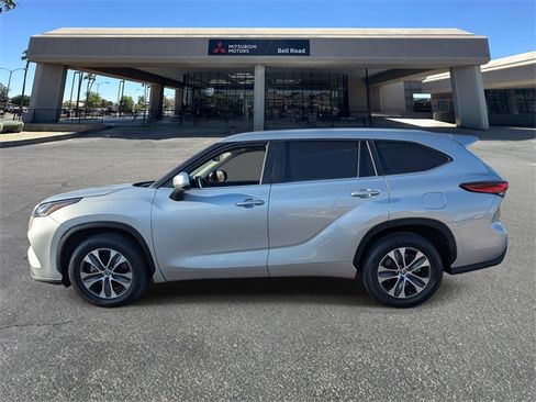 Used 2023 Toyota Highlander XLE image 2