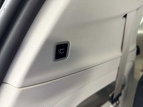 Used 2024 Chrysler Pacifica Touring-L image 33