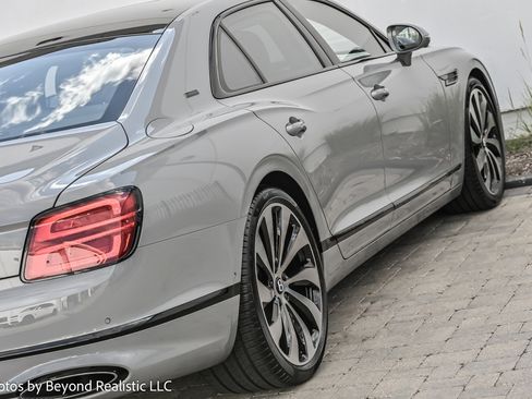 Used 2025 Bentley Flying Spur Plug-In Hybrid AWD/4WD image 13