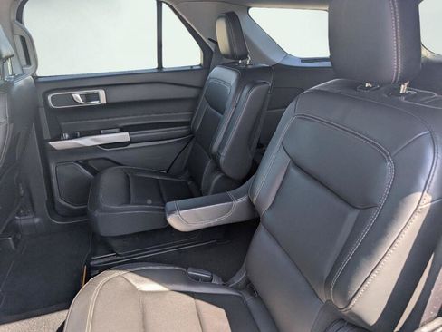 Used 2022 Ford Explorer XLT w/ Equipment Group 202A AWD/4WD image 19