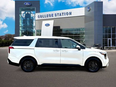 Used 2025 Kia Carnival LX FWD image 5