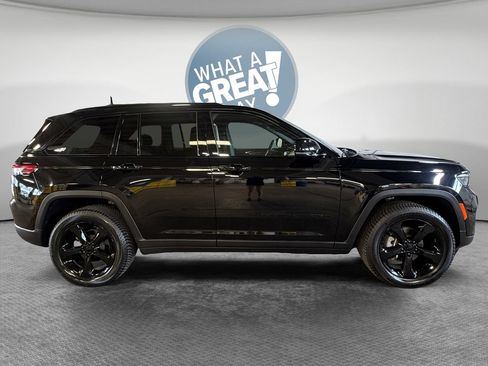 Used 2023 Jeep Grand Cherokee Altitude AWD/4WD image 2