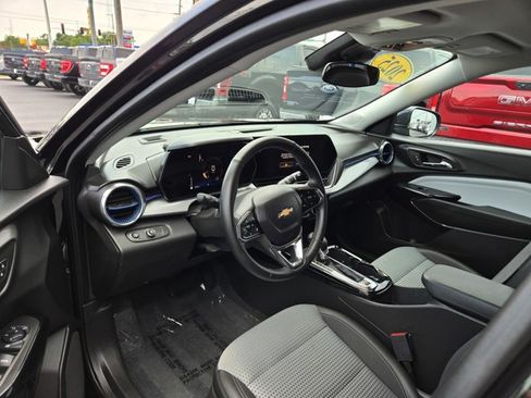 Used 2025 Chevrolet Trax LT w/ LT Convenience Package FWD image 2